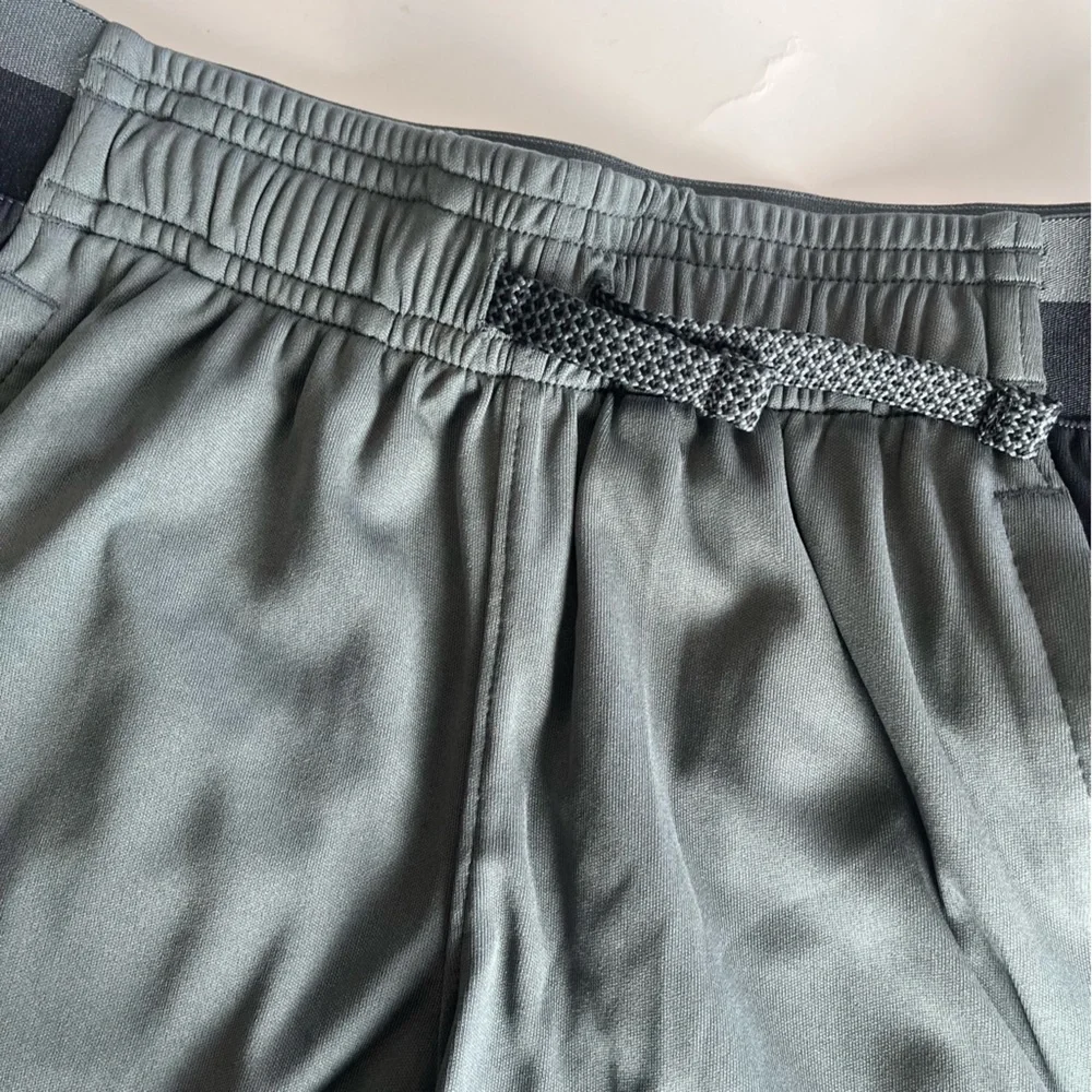 Under Armour Boys Youth Small‎ Gray Black Athletic Shorts NEW